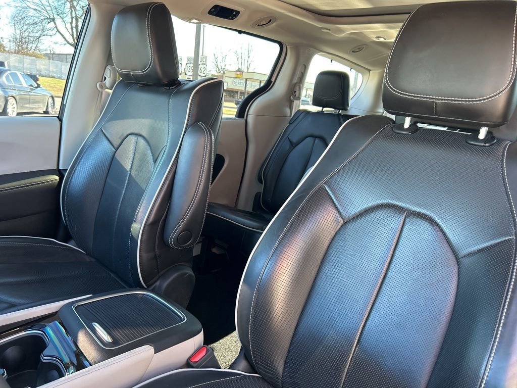 Used 2023 Chrysler Pacifica Limited w/ Uconnect Theater Family Group image 27