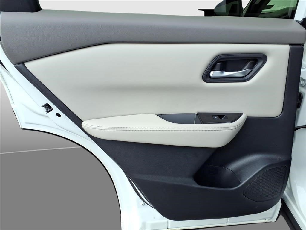 Used 2025 Nissan Rogue SV AWD/4WD image 18