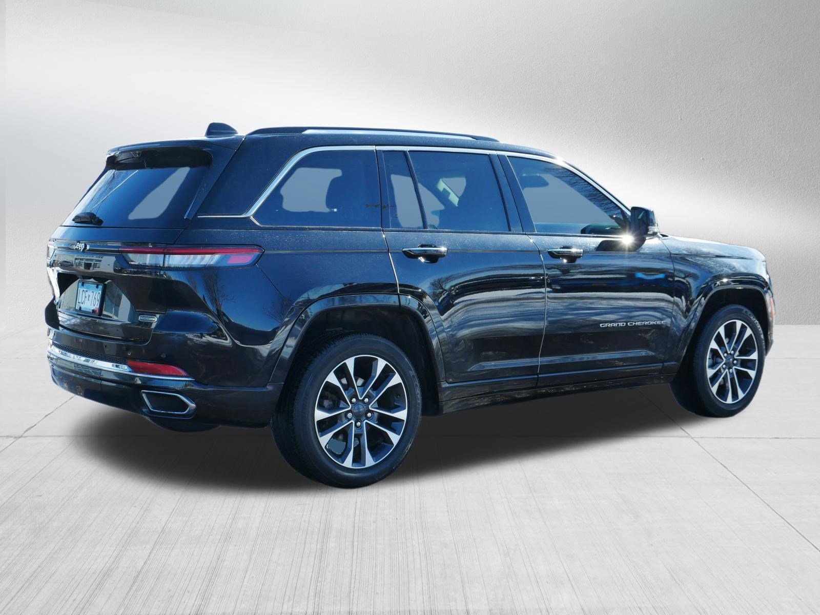 Used 2022 Jeep Grand Cherokee Overland w/ Luxury Tech Group IV AWD/4WD image 7