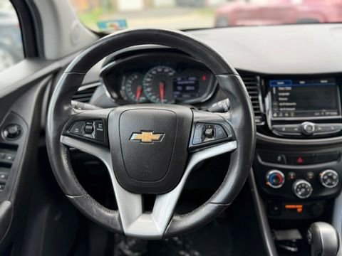 Used 2019 Chevrolet Trax LT w/ Sun & Sound Package image 34