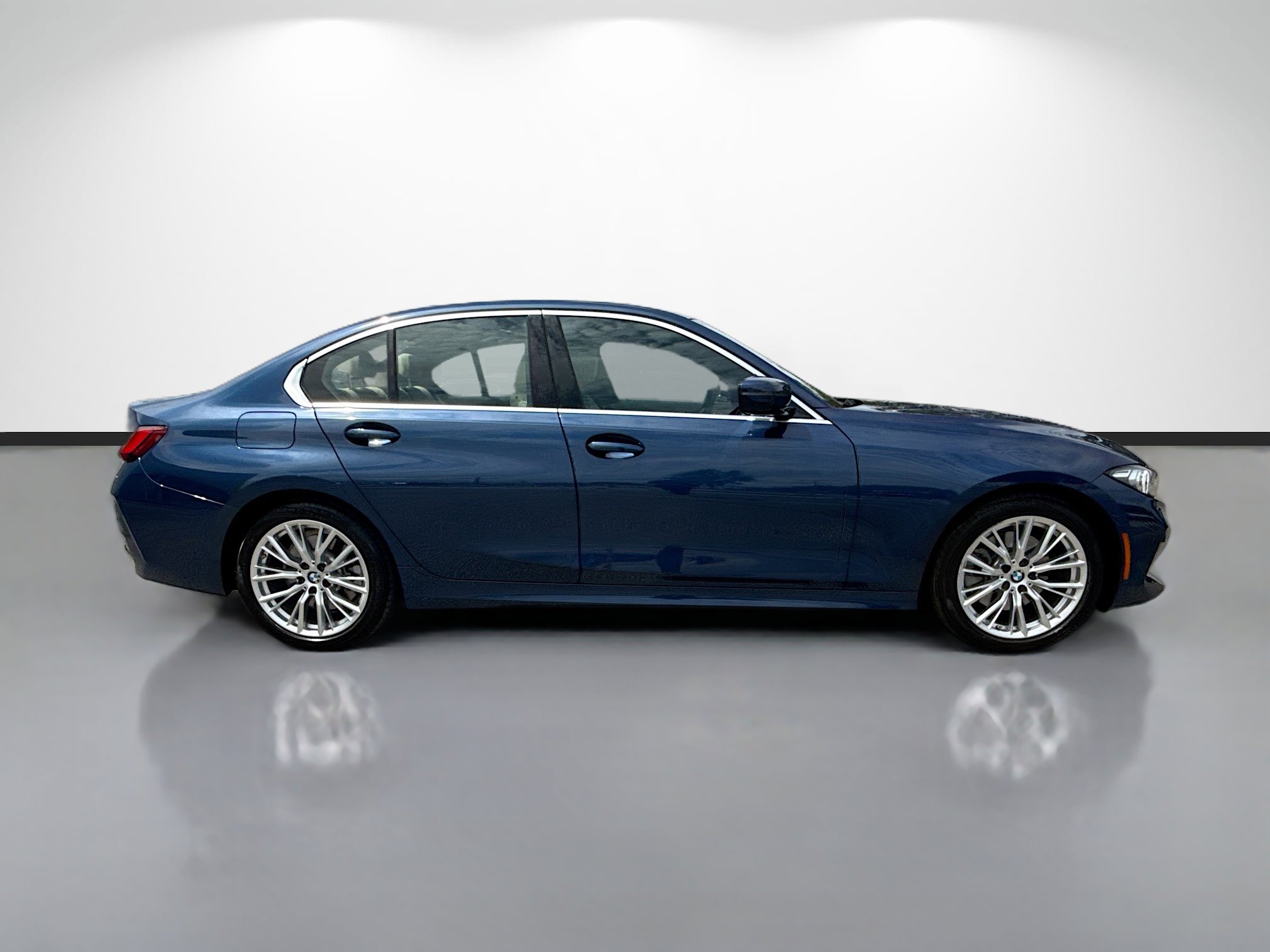 Used 2024 BMW 330i Sedan w/ Convenience Package RWD image 2