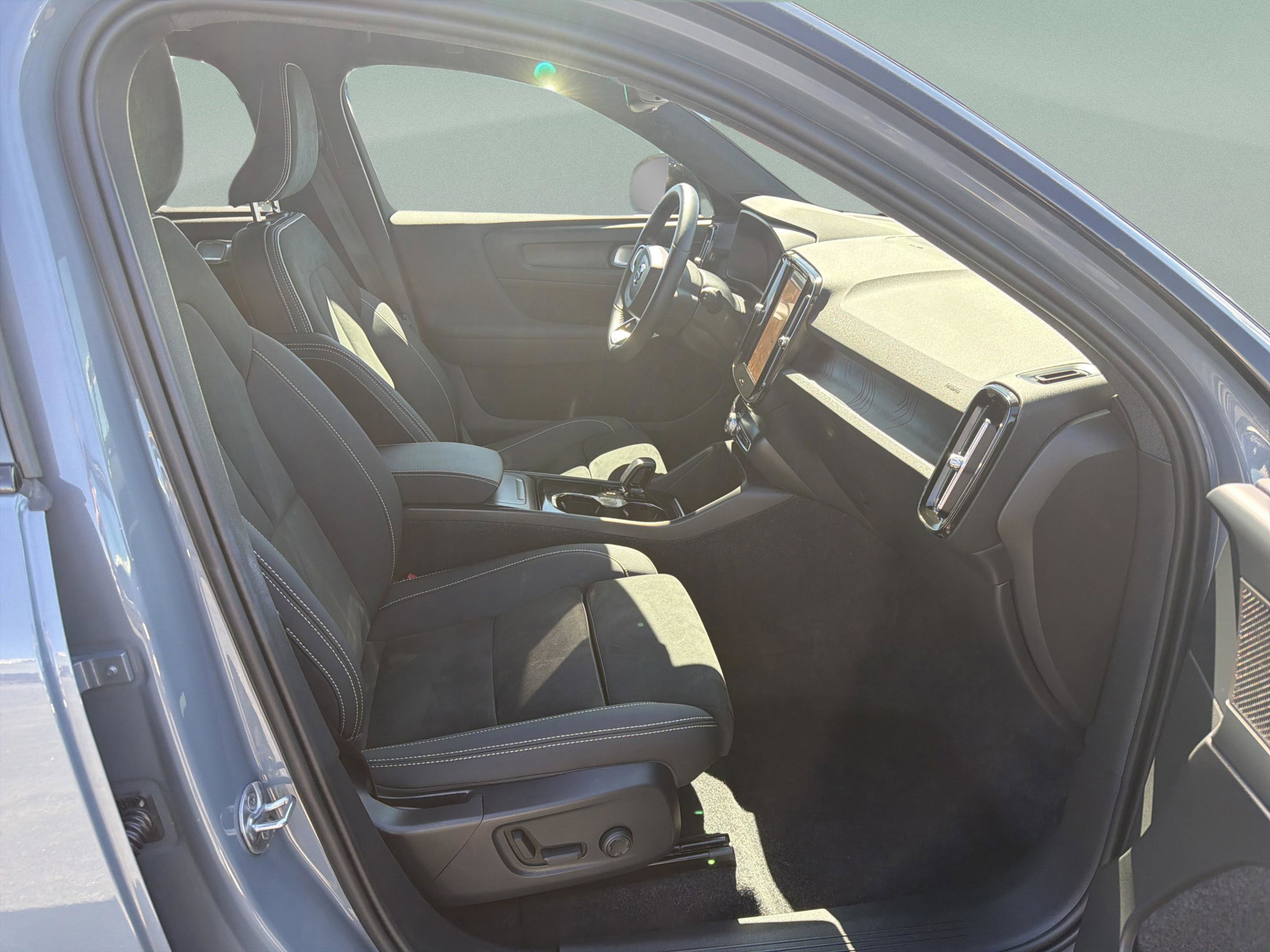 Used 2023 Volvo XC40 Recharge Ultimate image 22