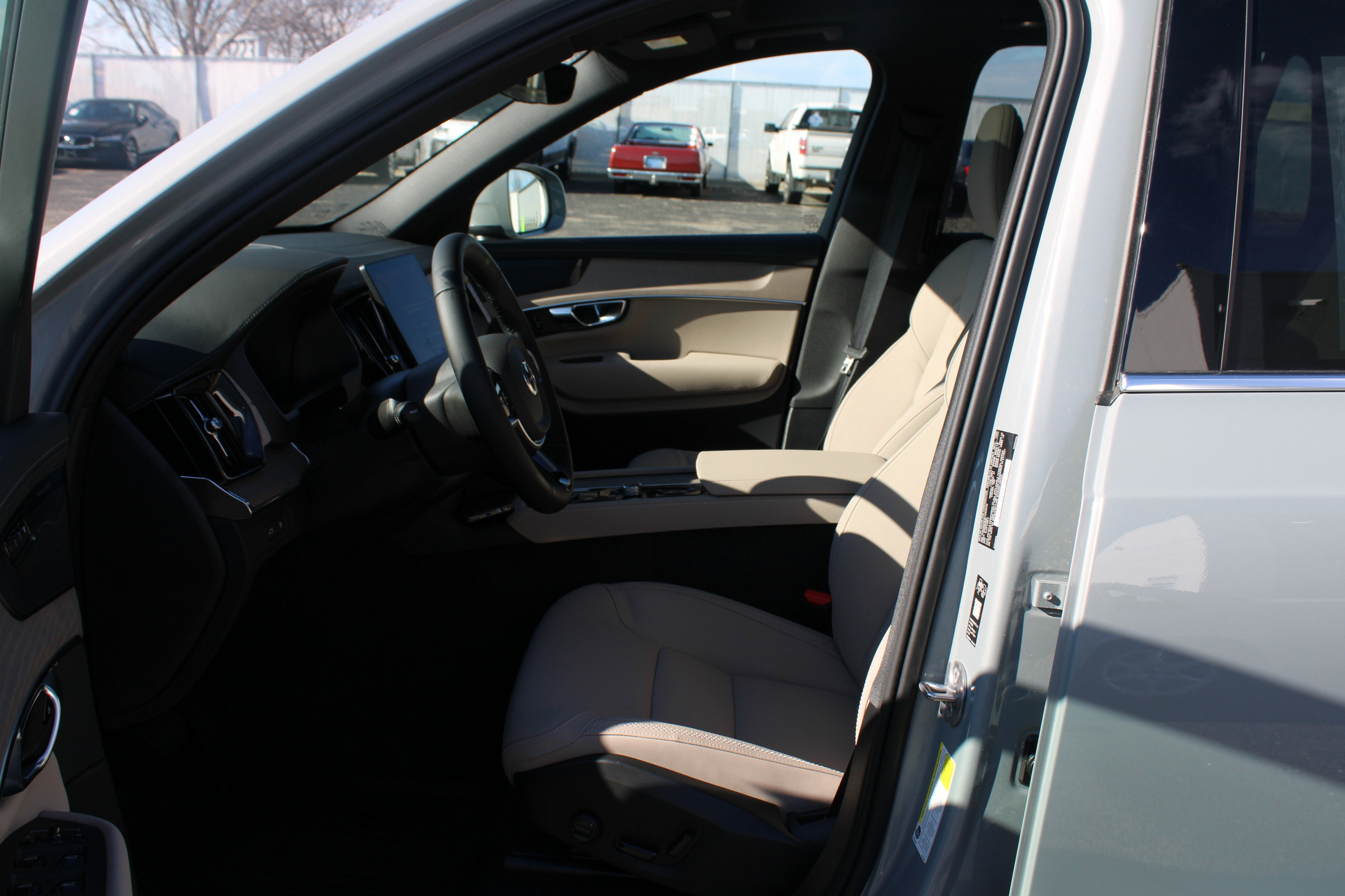 New 2026 Volvo XC90 T8 Plus w/ Protection Package Premier AWD/4WD image 9