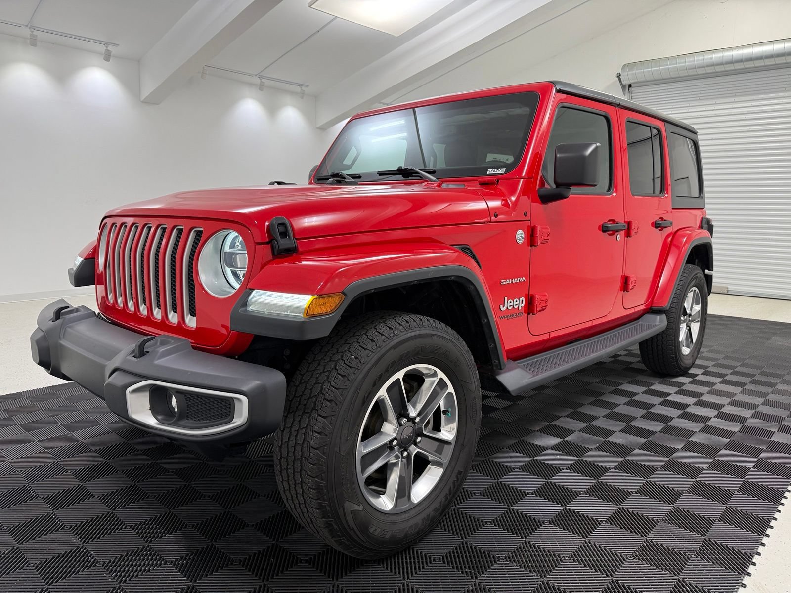 Used 2018 Jeep Wrangler Unlimited Sahara AWD/4WD image 3