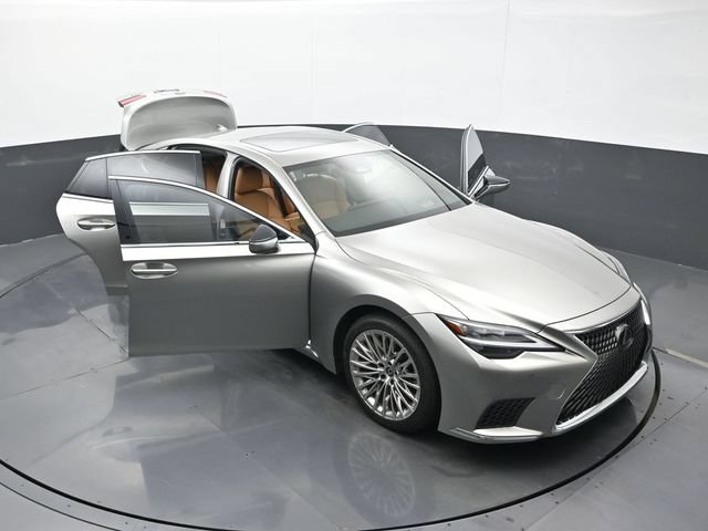Used 2025 Lexus LS 500 w/ Accessory Package (Z1) RWD image 32