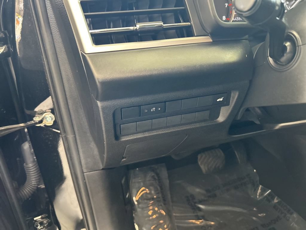 Used 2023 Mitsubishi Outlander SE FWD image 40