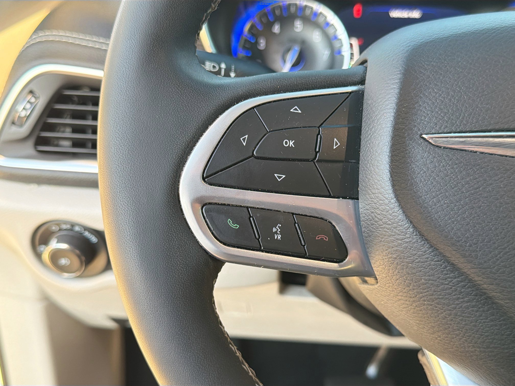 Used 2022 Chrysler Pacifica Limited image 37