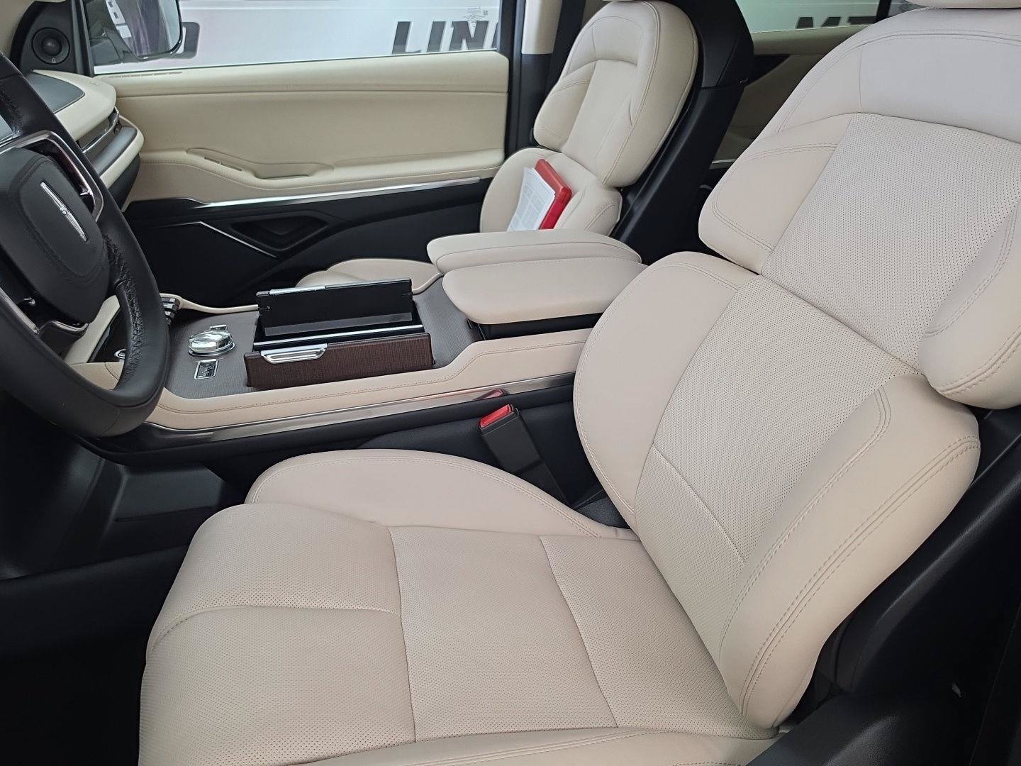 New 2027 Lincoln Navigator L Premier AWD/4WD image 6
