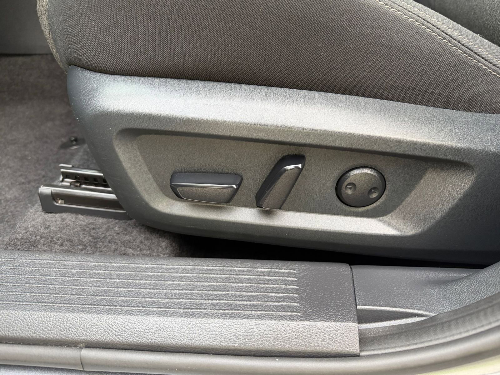 Used 2025 Nissan Rogue SV FWD image 22