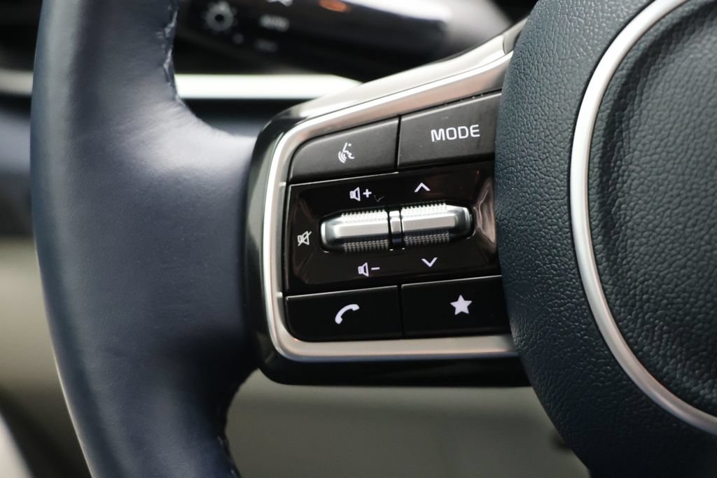 Used 2025 Kia Carnival EX FWD image 19