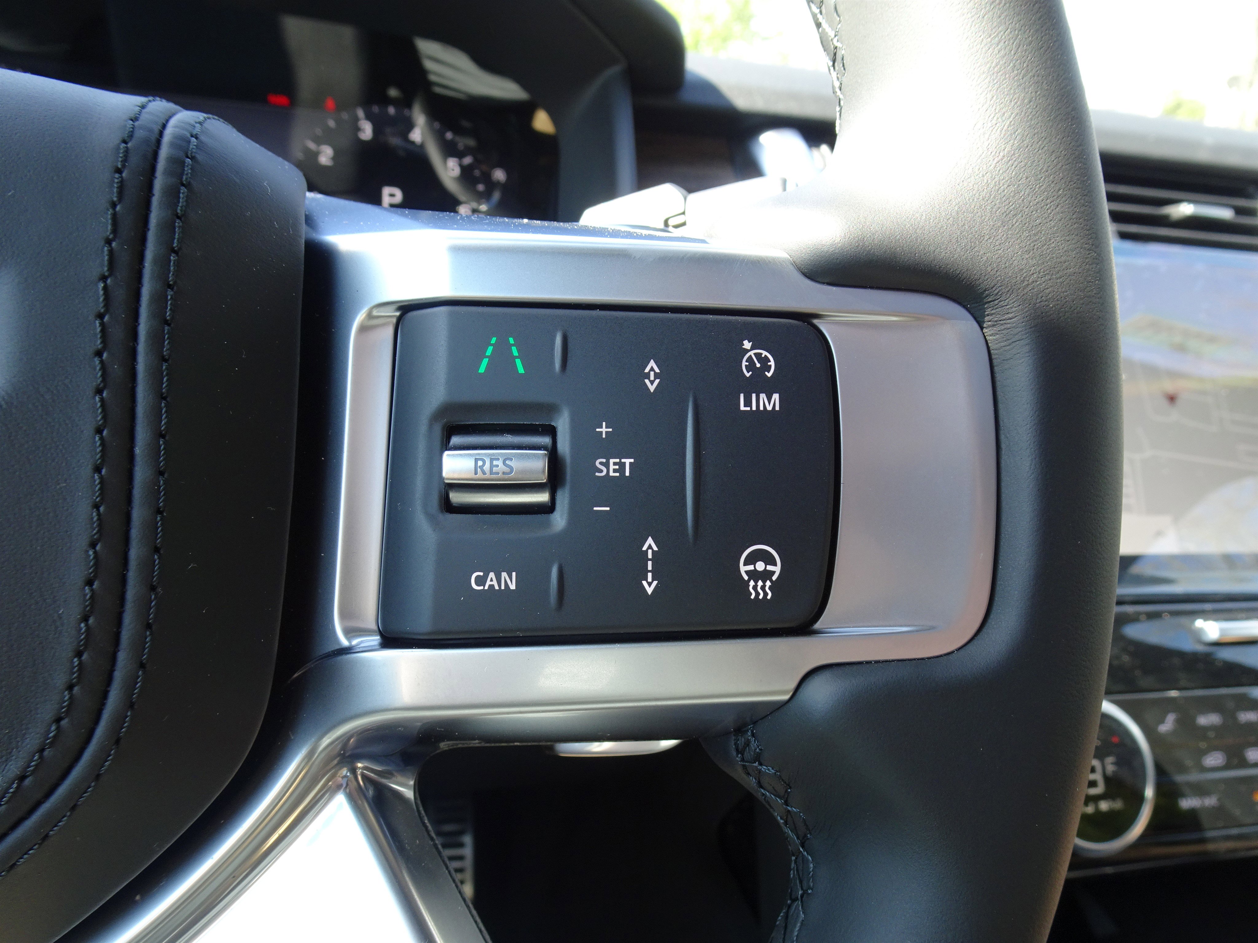 New 2025 Land Rover Discovery Dynamic SE image 30