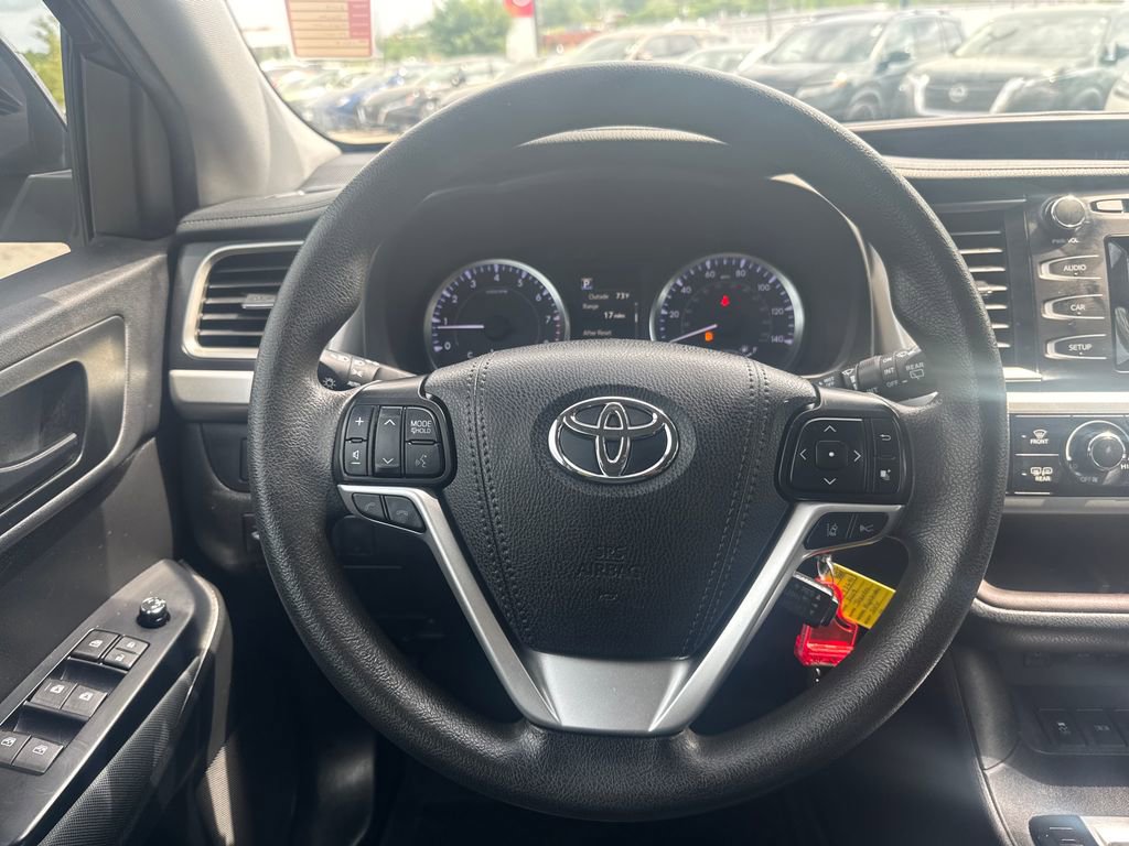Used 2019 Toyota Highlander LE FWD image 24