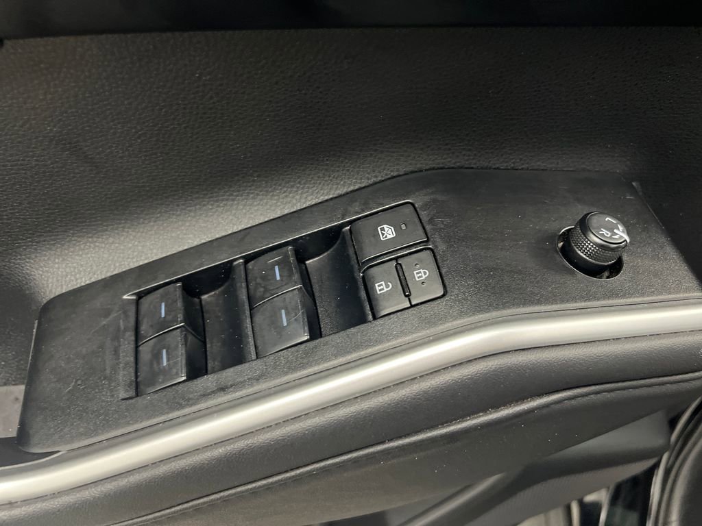 Used 2025 Toyota Highlander XLE FWD image 12