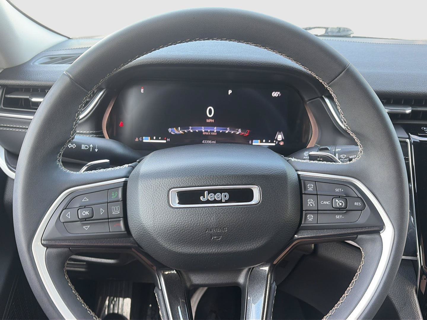 Used 2023 Jeep Grand Cherokee Laredo AWD/4WD image 15