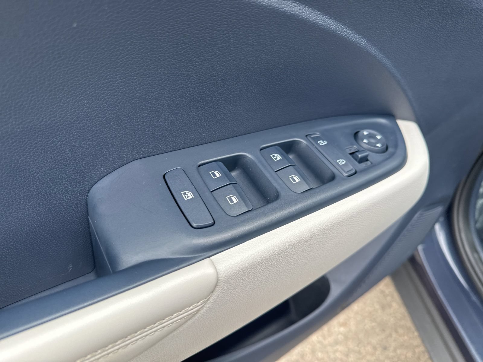 Used 2025 Hyundai Venue Limited FWD image 15