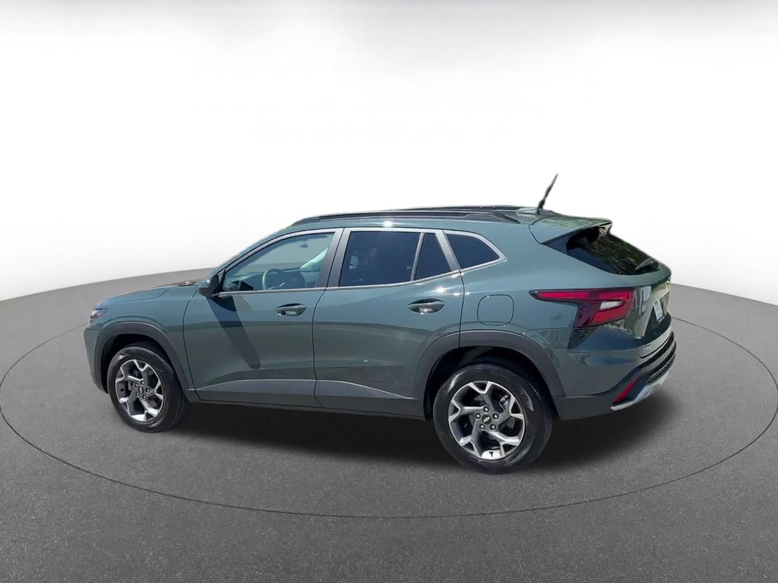 Used 2025 Chevrolet Trax LT FWD image 9