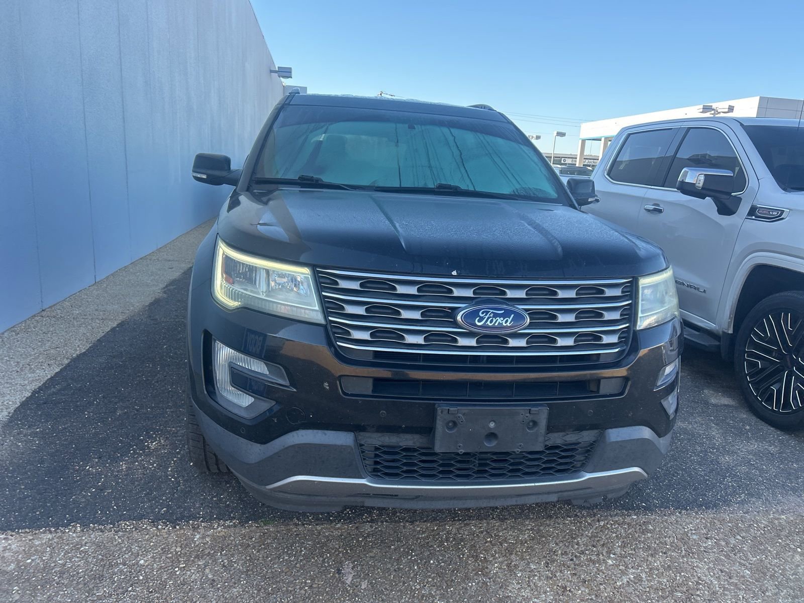 Used 2017 Ford Explorer XLT w/ Equipment Group 202A image 4