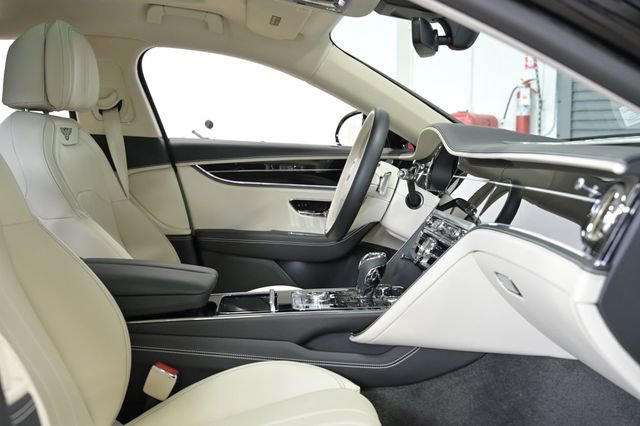 Used 2024 Bentley Flying Spur V8 image 42