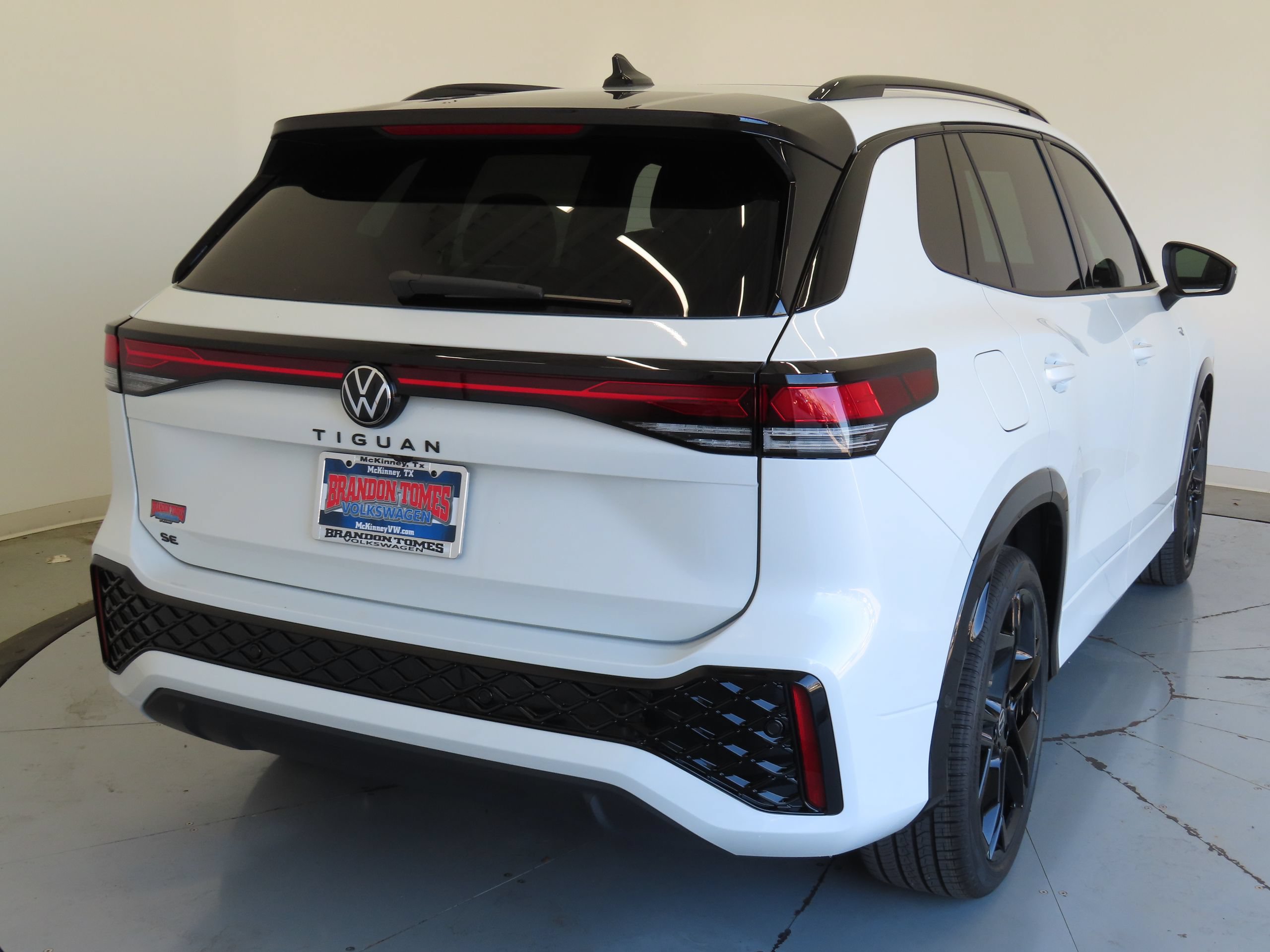 New 2026 Volkswagen Tiguan SE R-Line FWD image 3