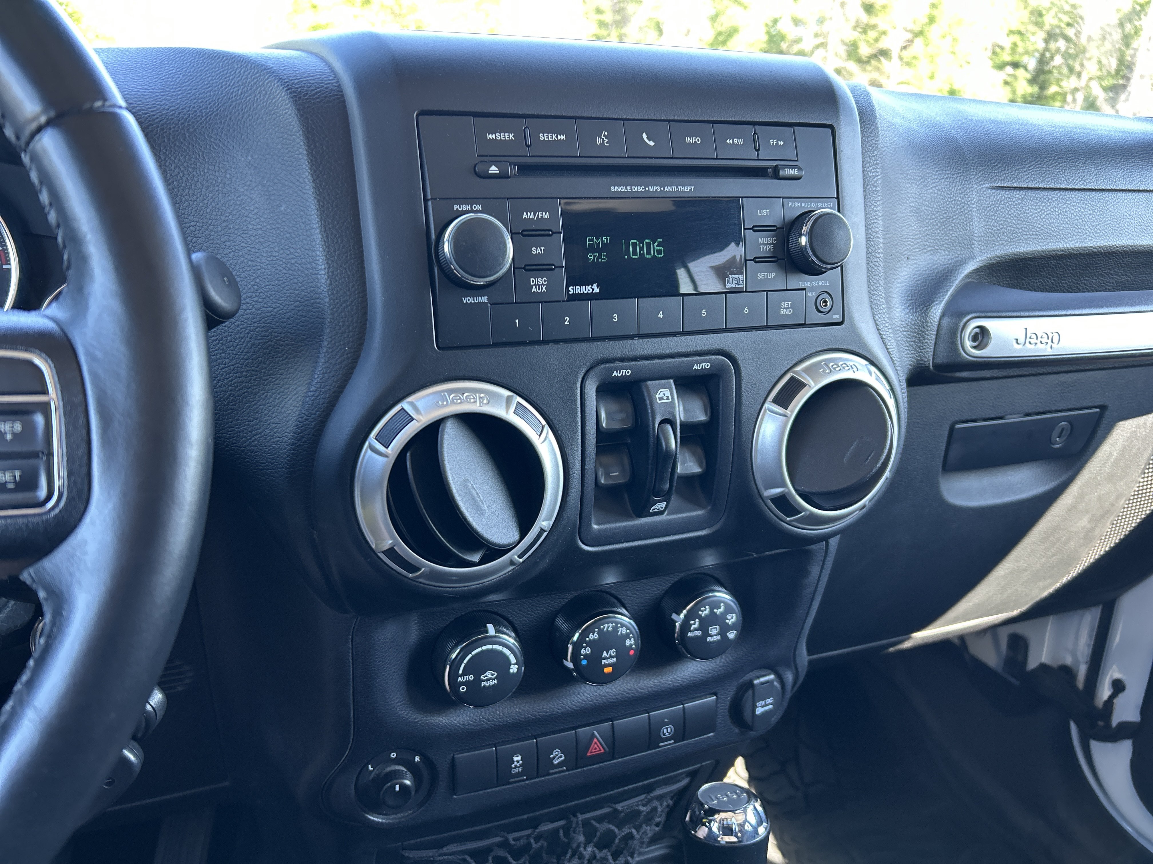 Used 2017 Jeep Wrangler Unlimited Sahara w/ Connectivity Group AWD/4WD image 15