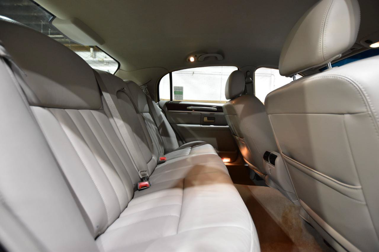 Used 2006 Lincoln Town Car Signature RWD image 29