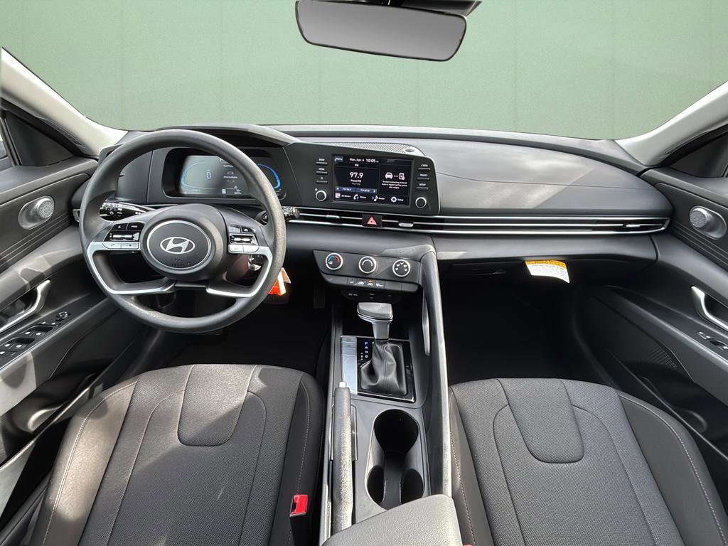 Certified 2025 Hyundai Elantra SE image 24