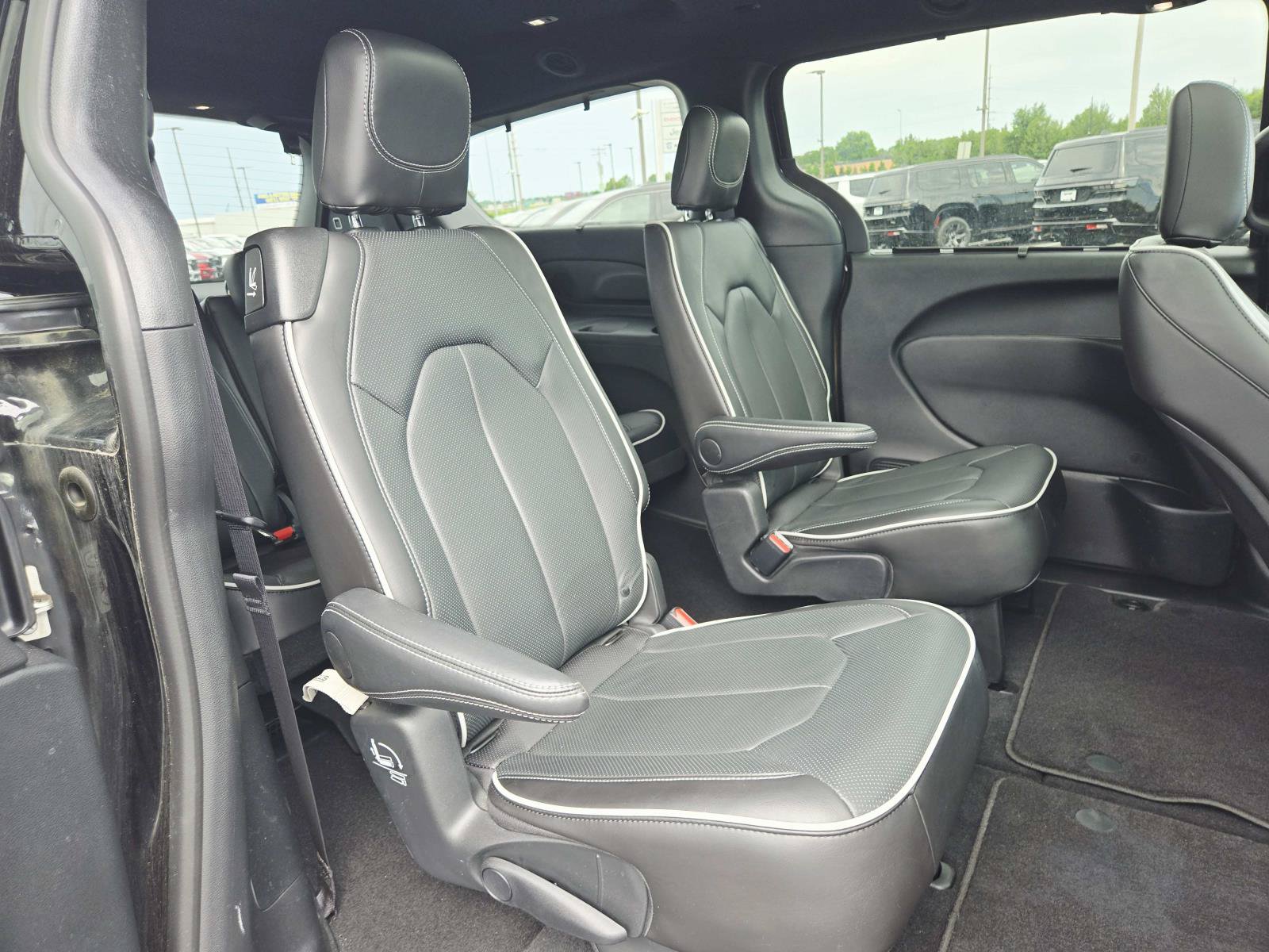 Used 2024 Chrysler Pacifica Limited w/ S Appearance Package FWD image 18