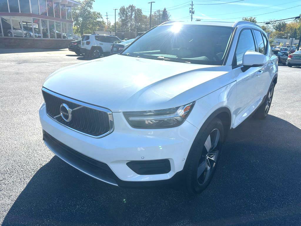 Used 2019 Volvo XC40 T5 Momentum image 2