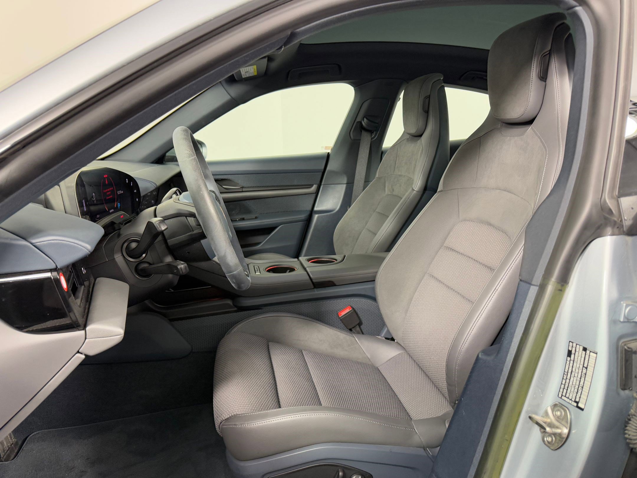 Used 2022 Porsche Taycan image 5