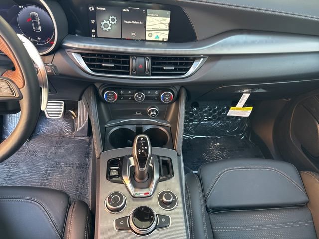 Used 2025 Alfa Romeo Stelvio Sprint image 15