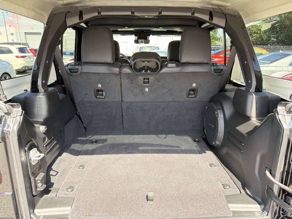 Used 2025 Jeep Wrangler Unlimited Sahara w/ Safety Group AWD/4WD image 8