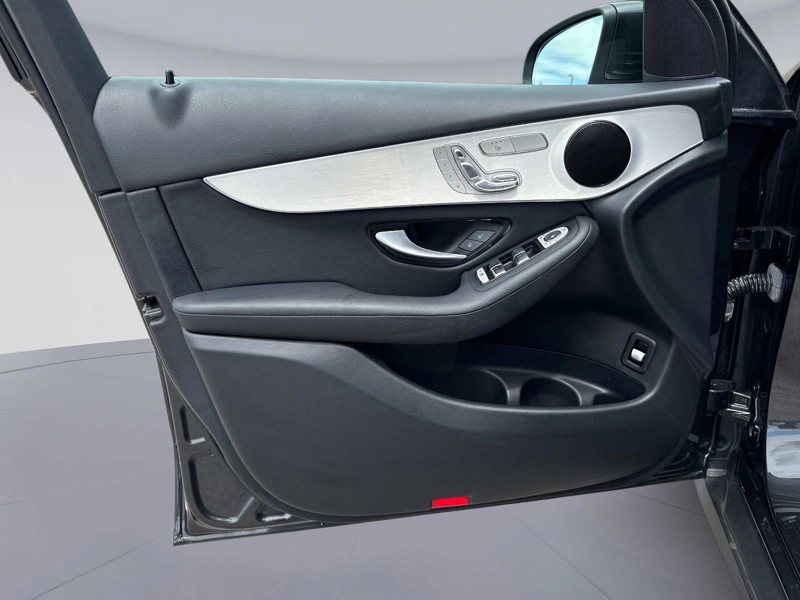 Used 2022 Mercedes-Benz GLC 300 image 17