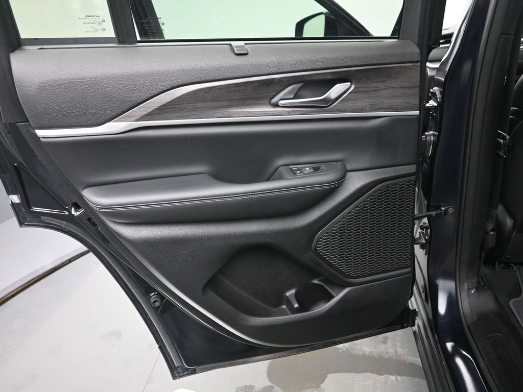 Used 2024 Jeep Grand Cherokee Limited w/ Luxury Tech Group II image 14