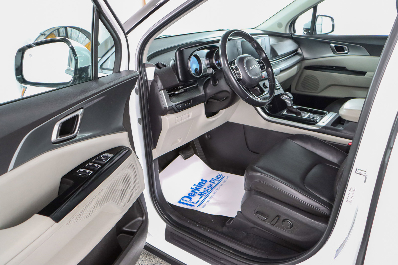 Used 2023 Kia Carnival LX FWD image 3
