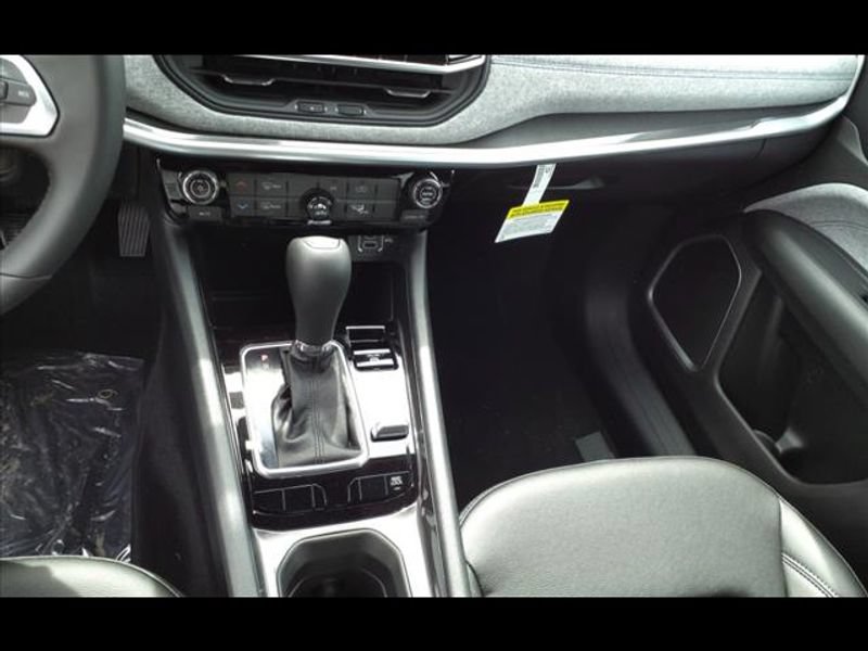 Used 2024 Jeep Compass Latitude AWD/4WD image 17