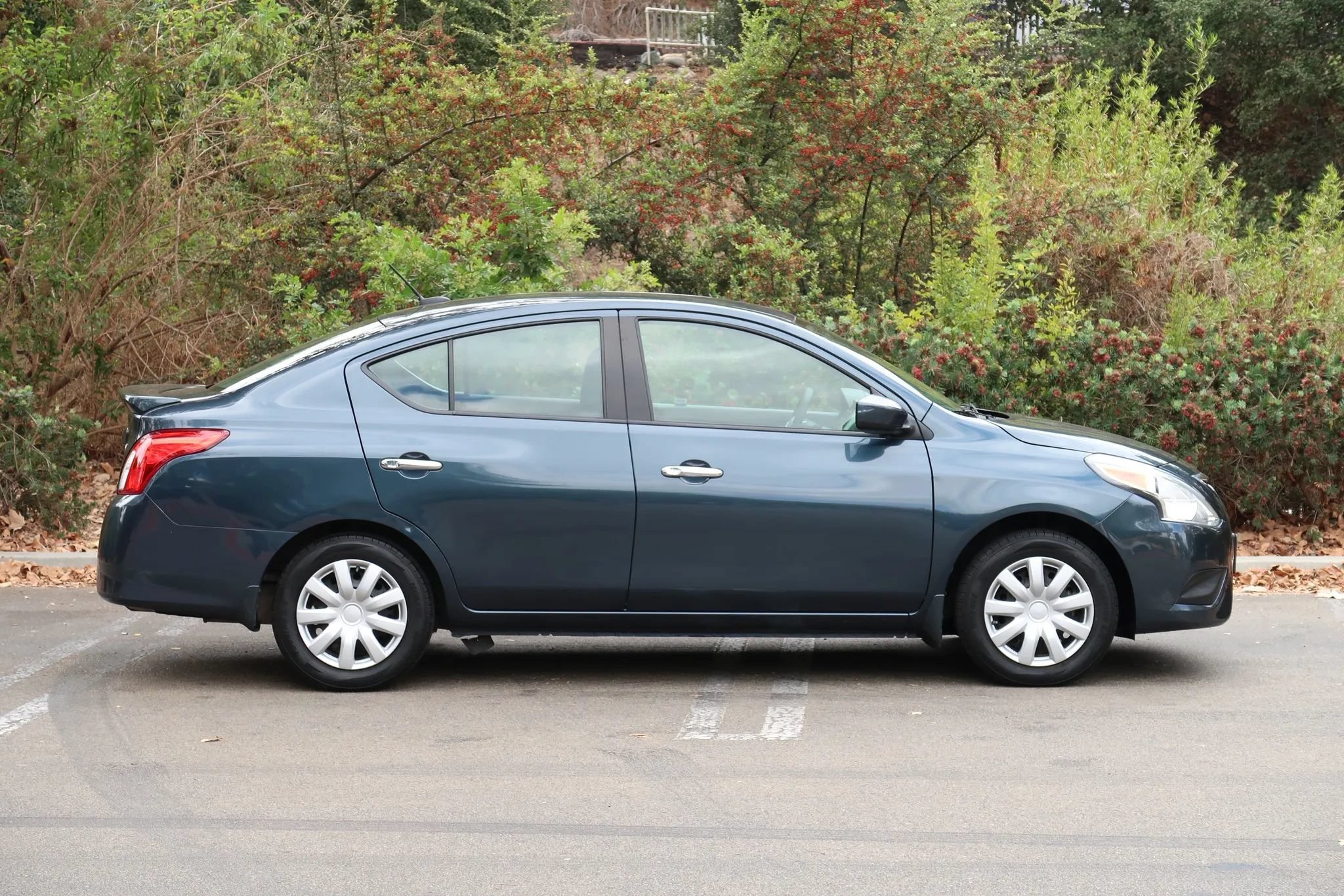 Used 2016 Nissan Versa SV w/ SV Tech Package FWD image 9
