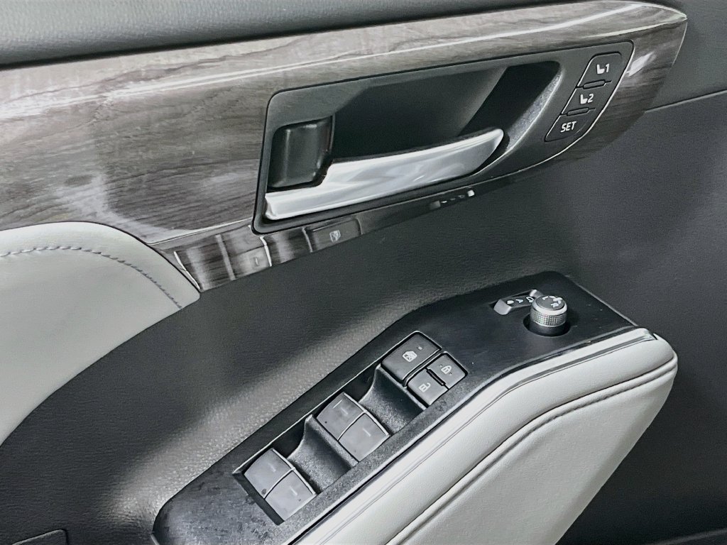 New 2026 Toyota Highlander Platinum AWD/4WD image 14