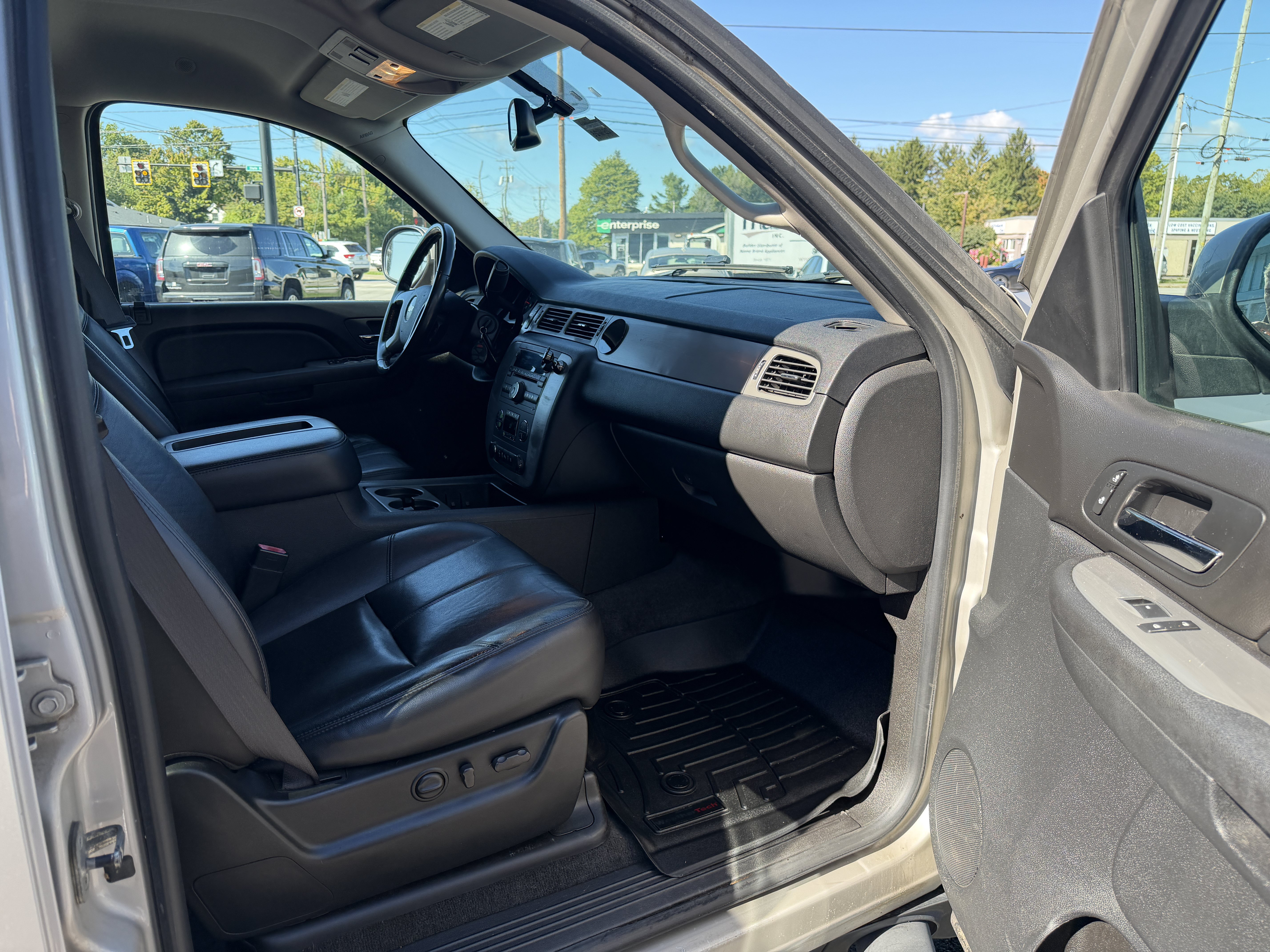 Used 2009 Chevrolet Suburban LT w/ Luxury Package AWD/4WD image 10