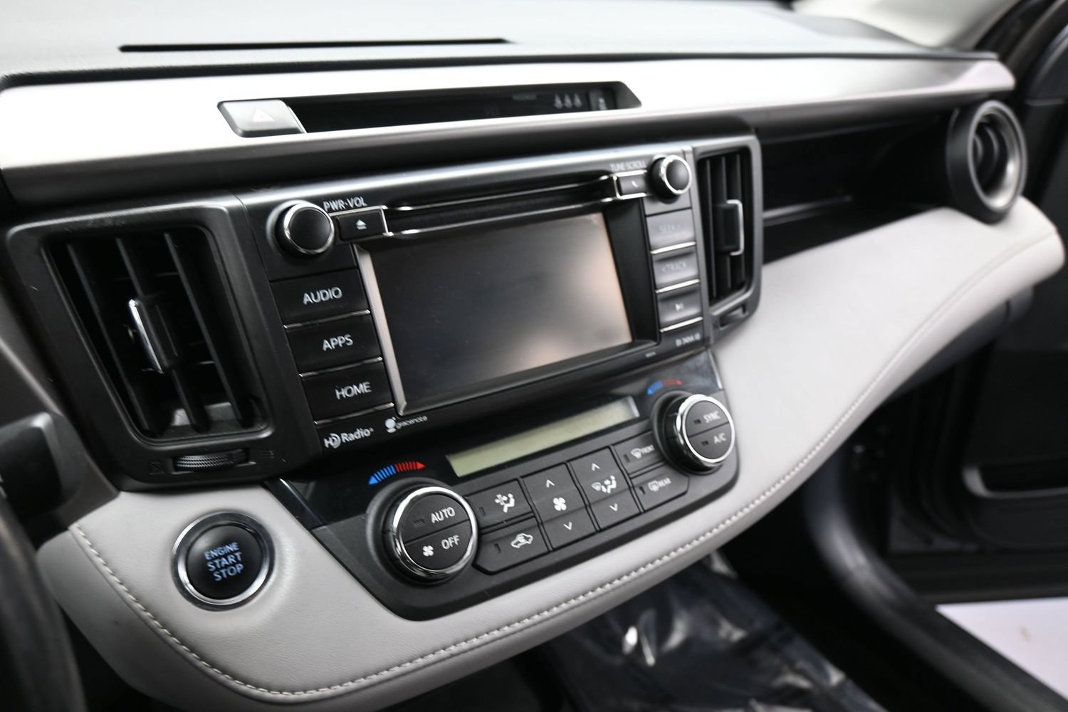Used 2018 Toyota RAV4 XLE AWD/4WD image 15