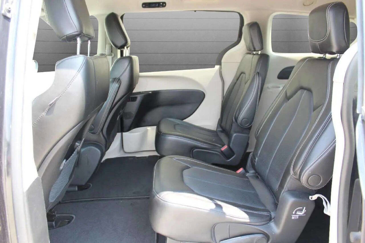 Used 2021 Chrysler Voyager Lxi image 20
