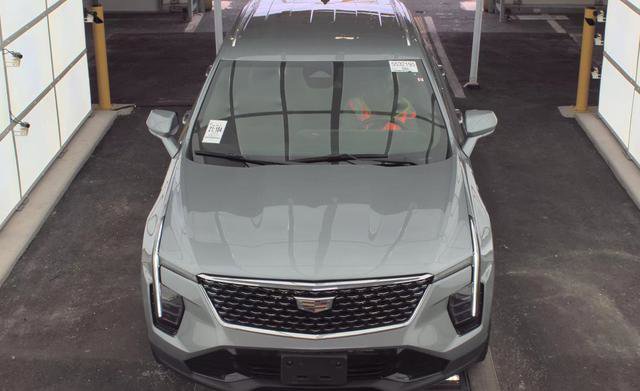 Used 2024 Cadillac XT4 Premium Luxury image 2