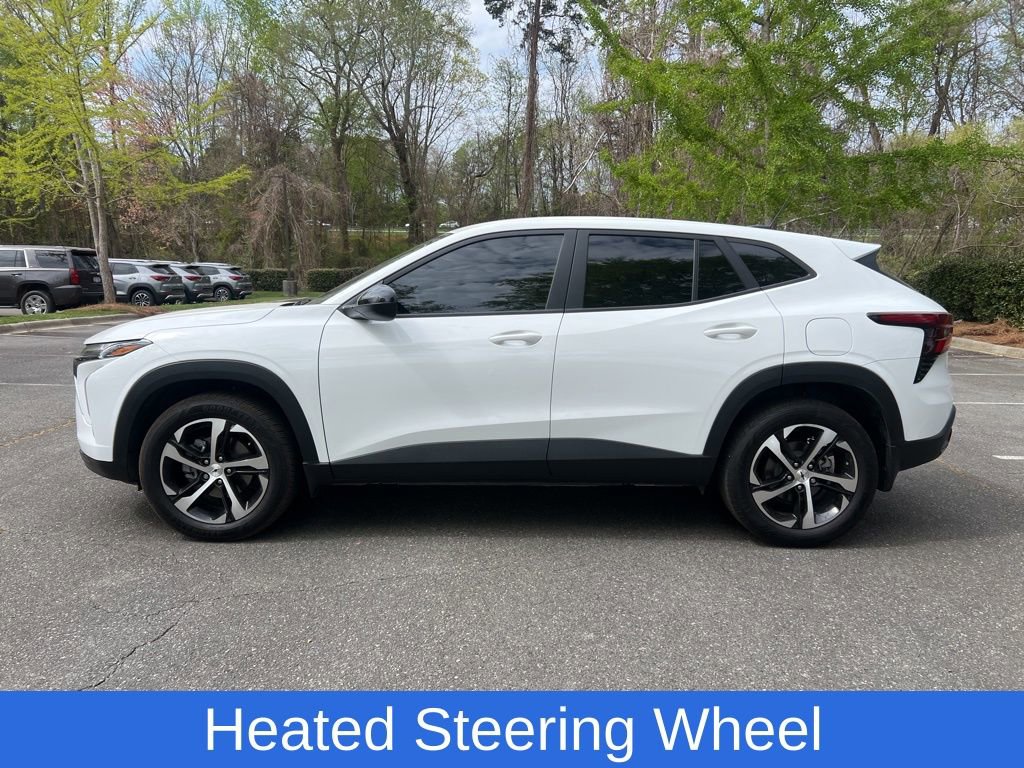 Used 2025 Chevrolet Trax RS w/ Sunroof Package image 3