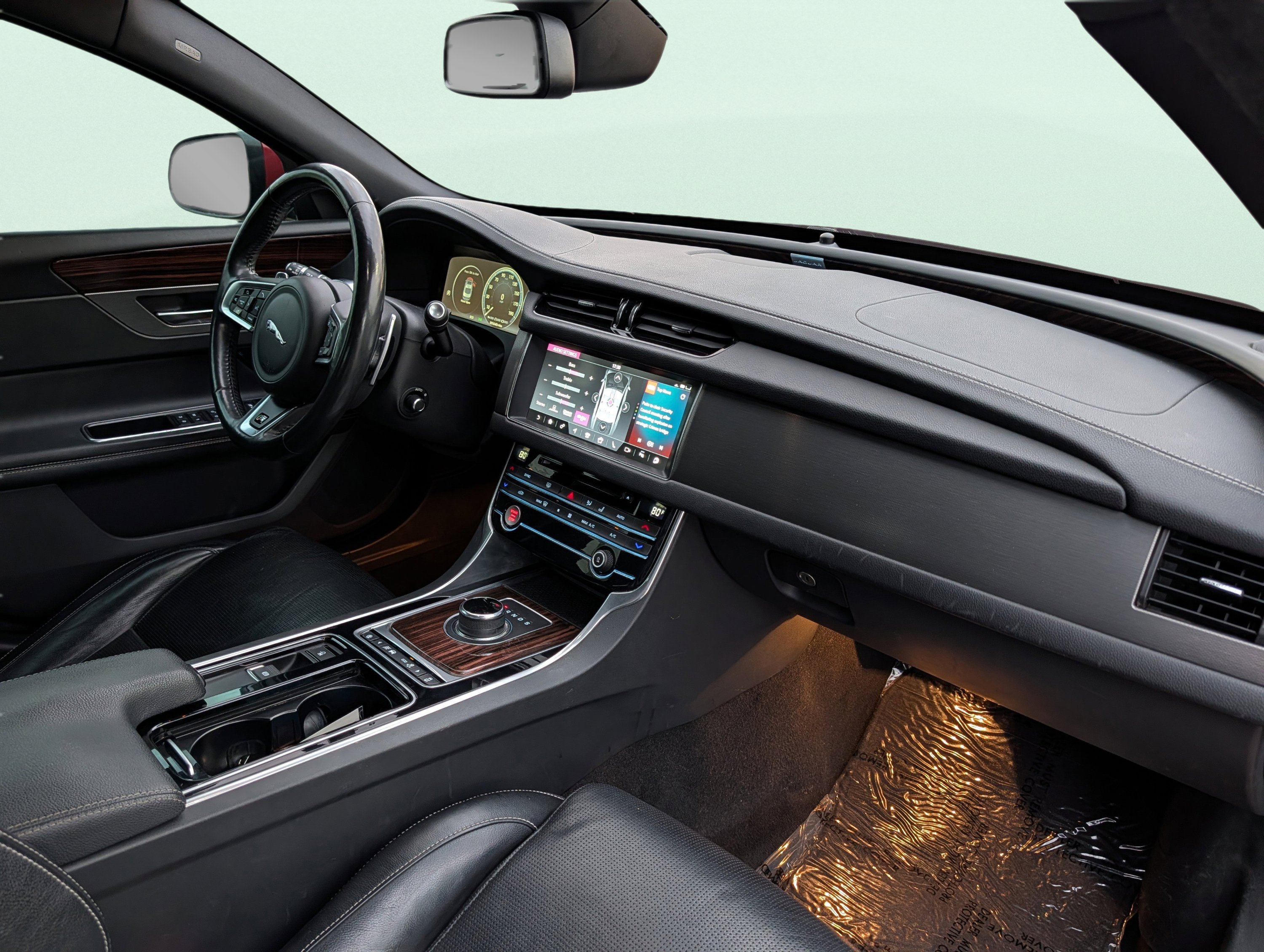 Used 2018 Jaguar XF S image 32