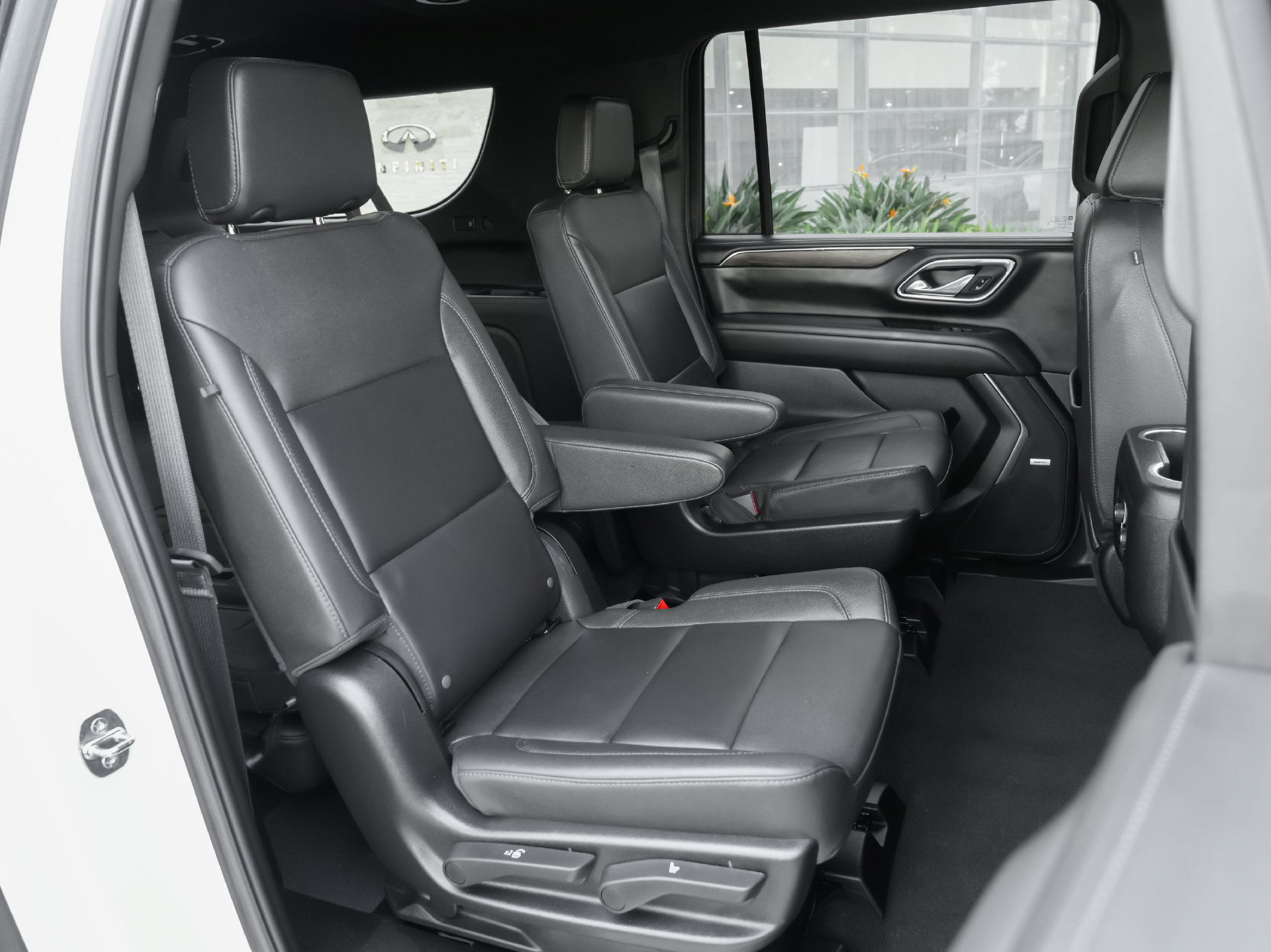 Used 2024 Chevrolet Suburban LT RWD image 37