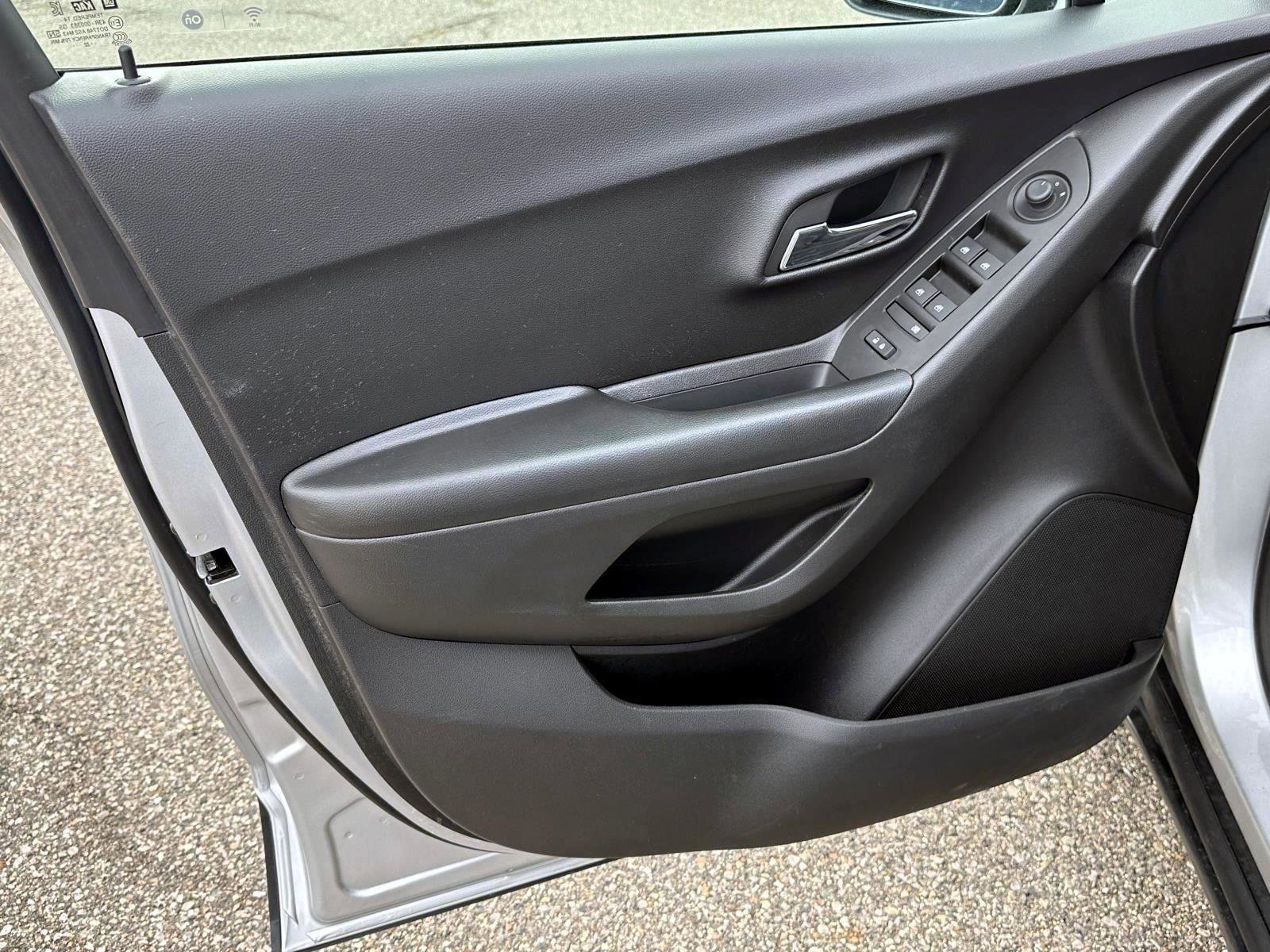 Certified 2022 Chevrolet Trax LT w/ LT Convenience Package image 14