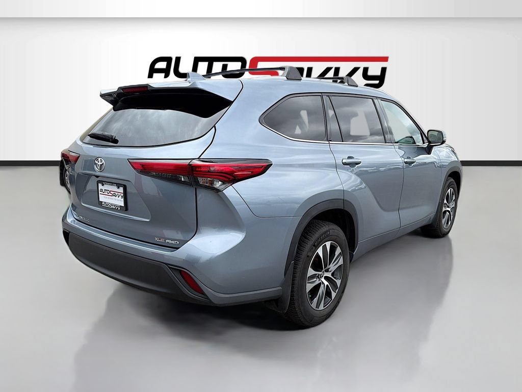 Used 2022 Toyota Highlander XLE AWD/4WD image 7