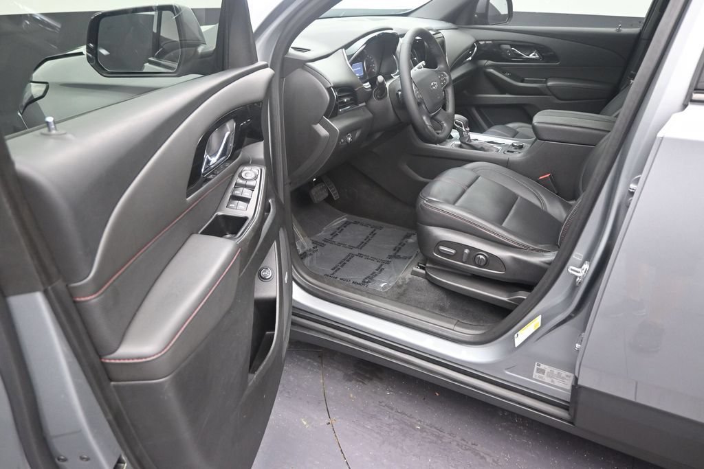 Used 2023 Chevrolet Traverse RS FWD image 11