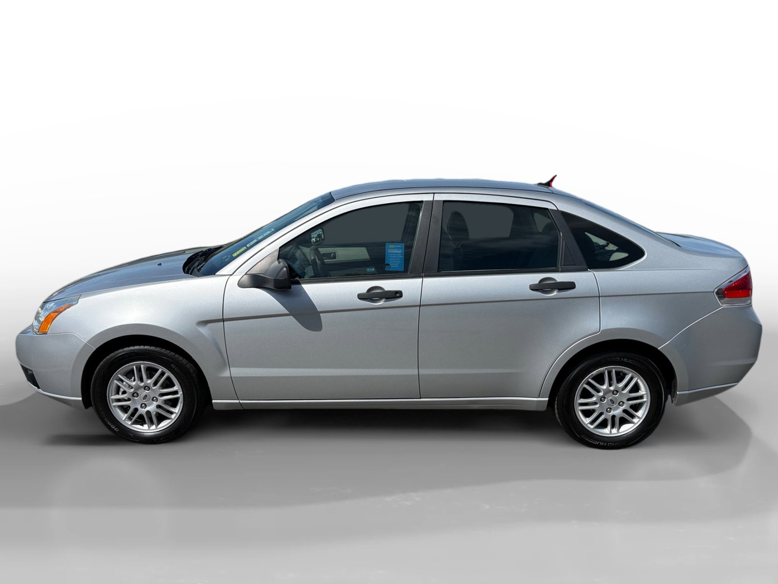 Used 2010 Ford Focus SE image 2