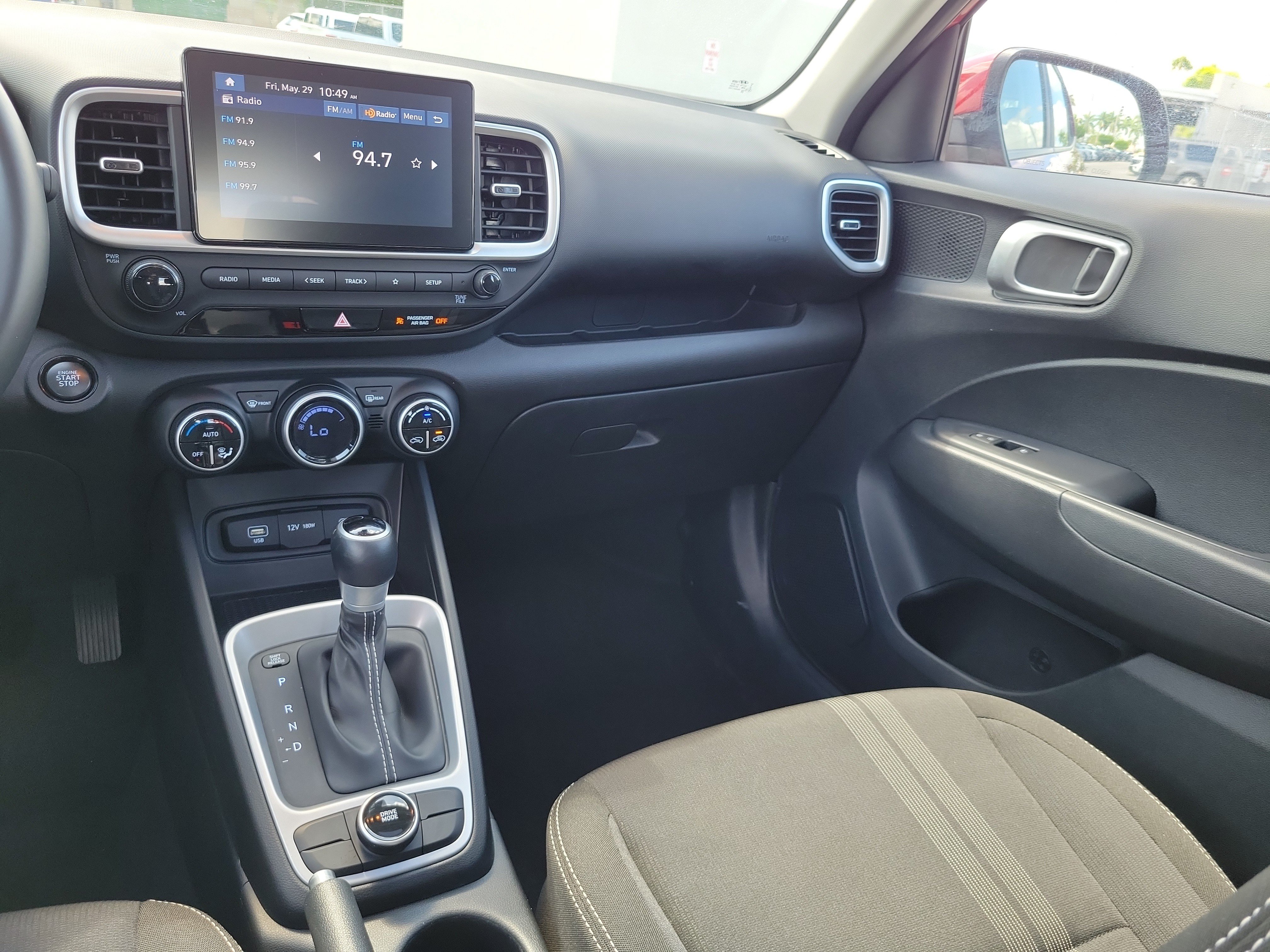 Used 2025 Hyundai Venue SEL FWD image 18