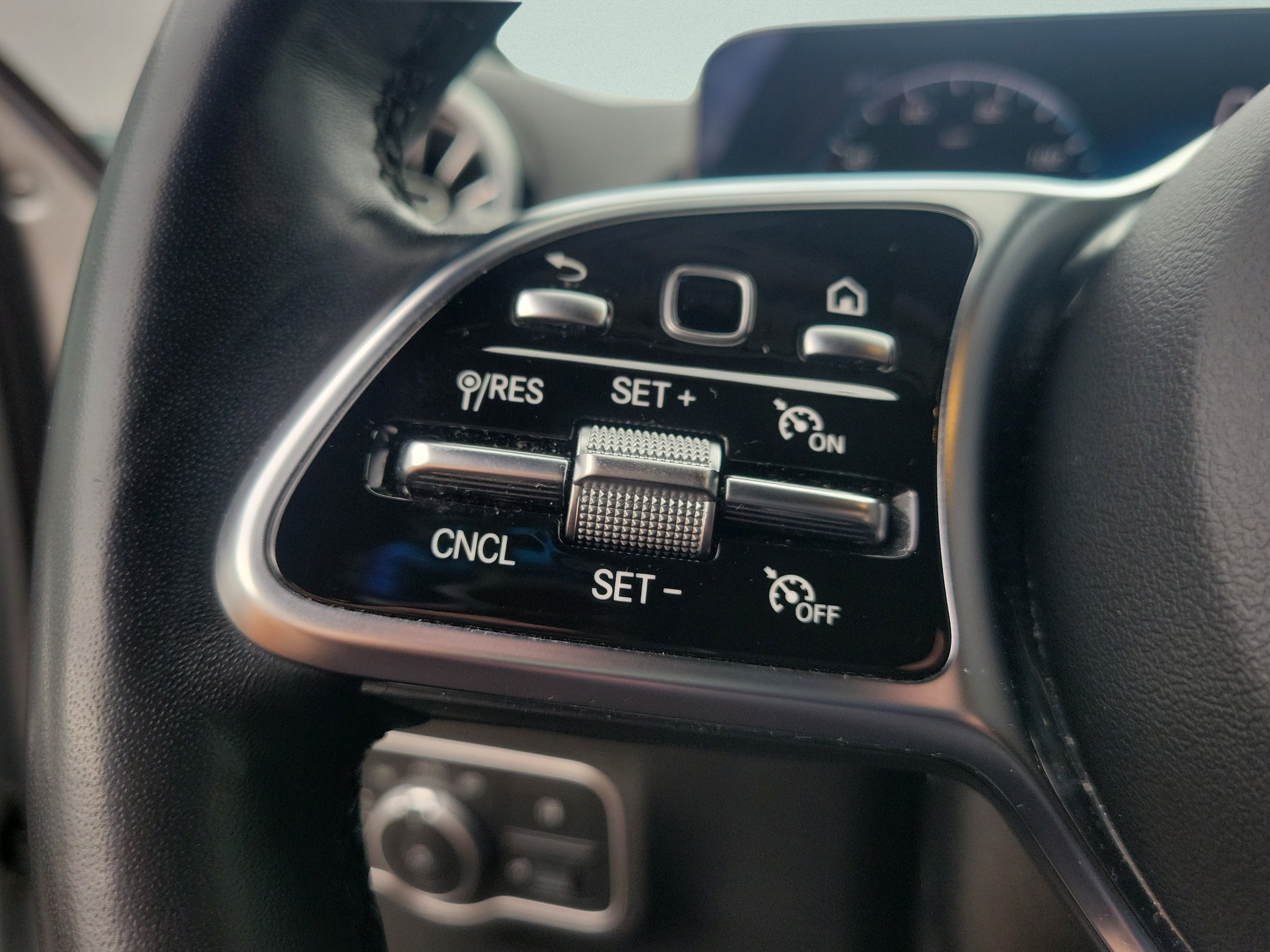 Certified 2023 Mercedes-Benz EQB 300 4MATIC image 31